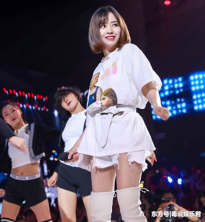 张靓颖腿粗却敢穿短裙，但眼镜更有看头，看了会立刻想到奥特曼!