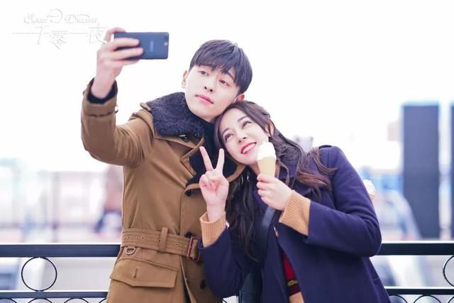 迪丽热巴和邓伦主演的新剧《一千零一夜》开播，热巴造型清纯可爱