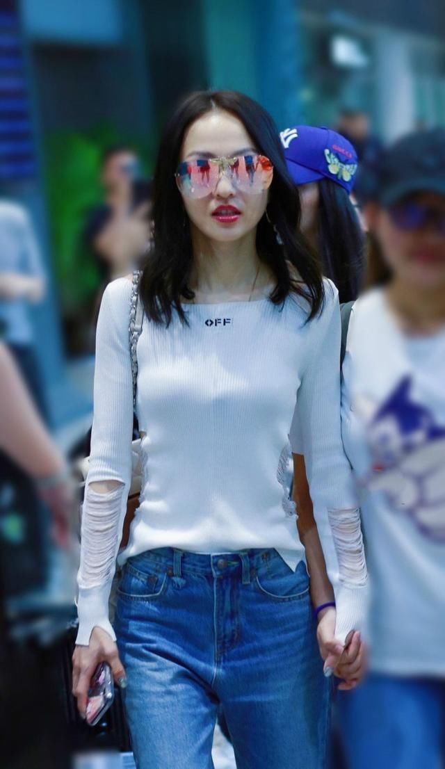 张韶涵瘦出新高度，紧身衣穿成休闲装，这腰细的裤子都快挂不住了