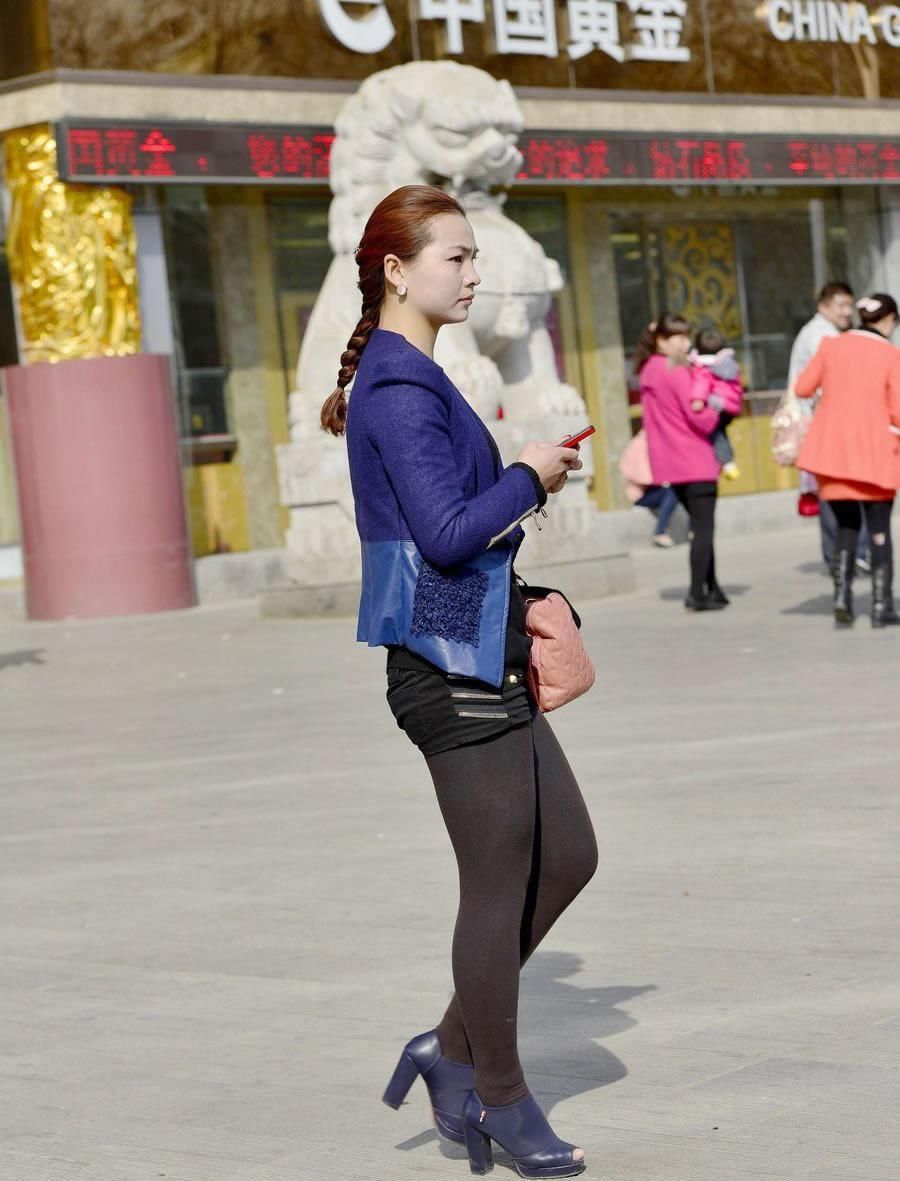 街拍:马尾辫厚黑丝美女,总是如此的赏心悦目