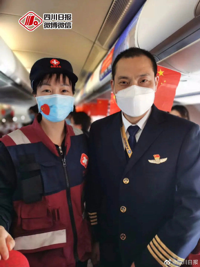  机长■这一次，英雄机长刘传健再次迎接四川医疗队