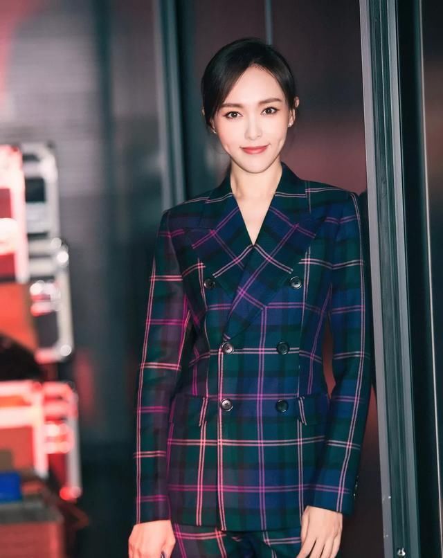  『打造』运用经典色打造时髦造型!早春实用穿搭指南,你最pick哪一套