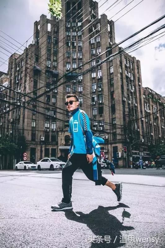 这是外卖小哥的制服？！设计得太潮了吧！