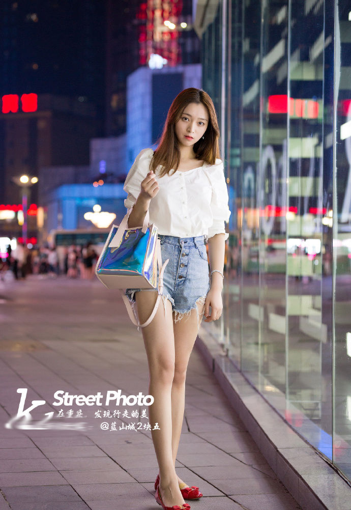 街拍北京:长的漂亮的女孩，也需要时尚的穿衣搭配，展示自己的美