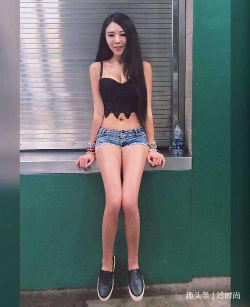 街拍：合理穿搭紧身牛仔裤，让美女展现自我，魅力时尚！