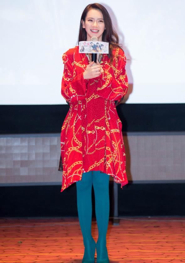 戚薇也陷时尚黑洞，红裙配绿色长袜是什么鬼，超级辣眼睛！