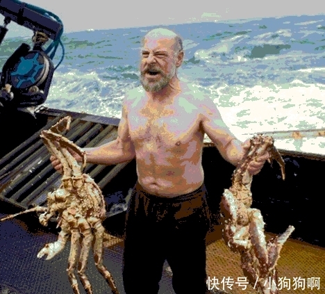 阿拉斯加捕蟹人生命随时被剥夺, 累了就躺在成堆的螃蟹中休息