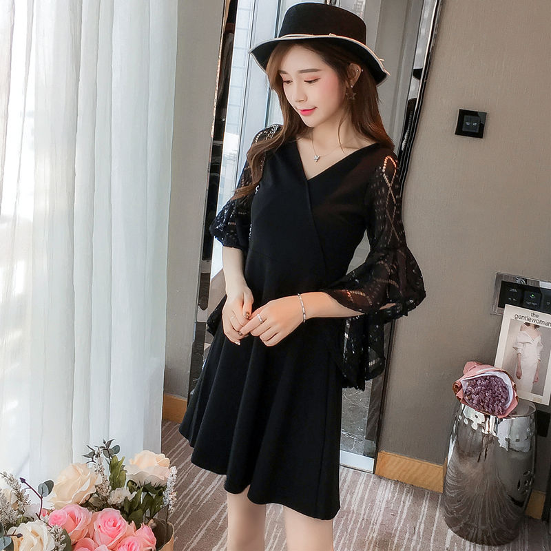 快看看这些女人,穿个小黑裙,妩媚美丽的像个小妖精,十分迷人