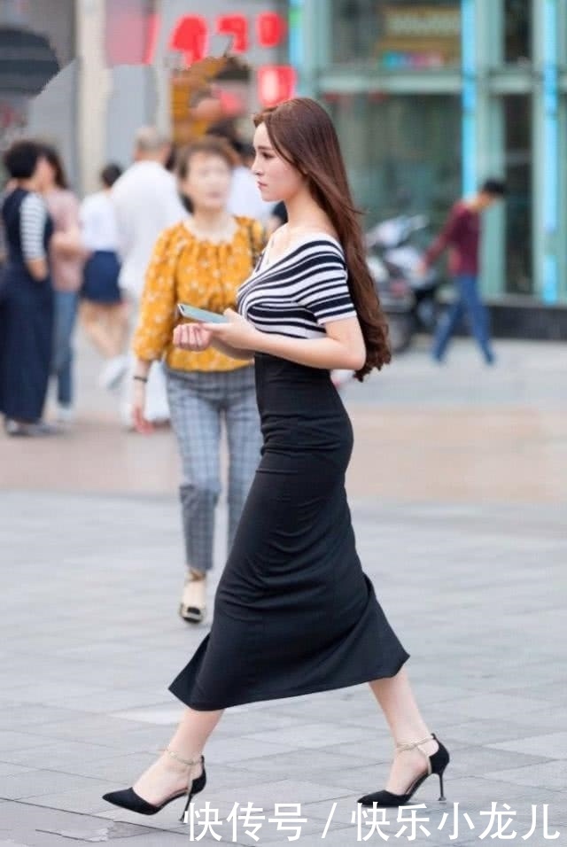  【条纹】街拍：小姐姐少女感十足，搭配黑白条纹针织衫，特别惊艳