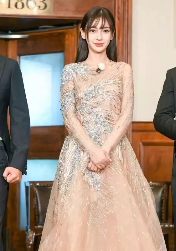 杨颖为了美太拼了，裸色纱裙惊艳全场，网友：好担心鞋子会崴脚