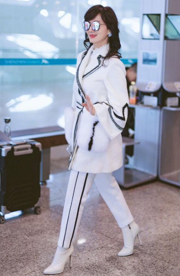  #气质#女人40岁之后，少穿花衣服，备上这6种颜色就行，减龄有气质
