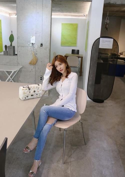  『身型』清爽出众的牛仔裤，秀出曼妙身型，给人一种淡淡的优雅！