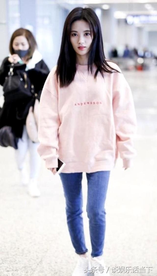 鞠婧祎简直了!穿小短裙不敢迈开腿，网友:一般人都不敢穿!