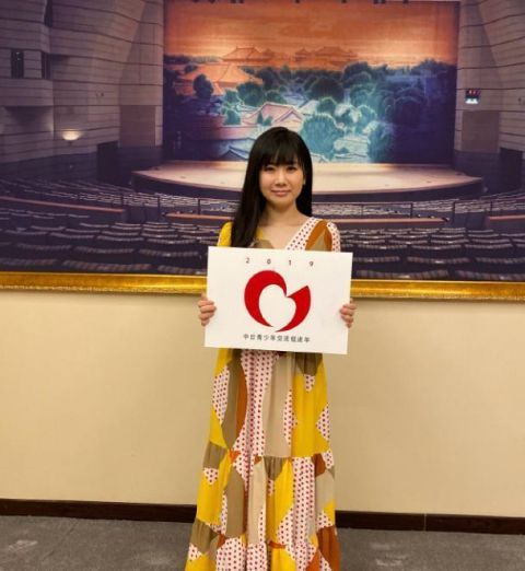 「宛若」被福原爱美到了!穿白色印花连衣裙亮相,齐刘海长发宛若18岁少女