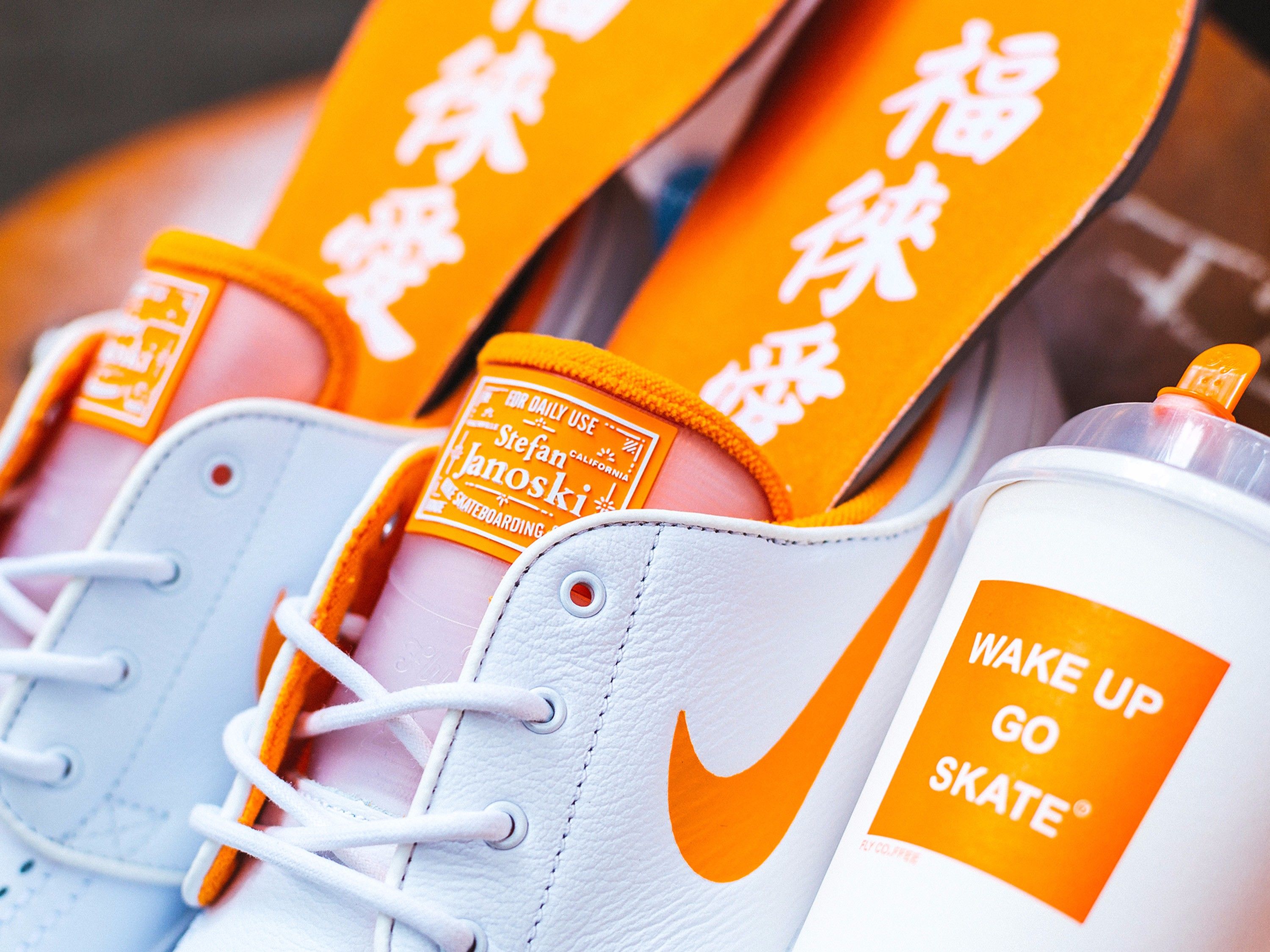 Nike SB携手FLY打造 Zoom Janoski “WAKE UP GO SKATE”