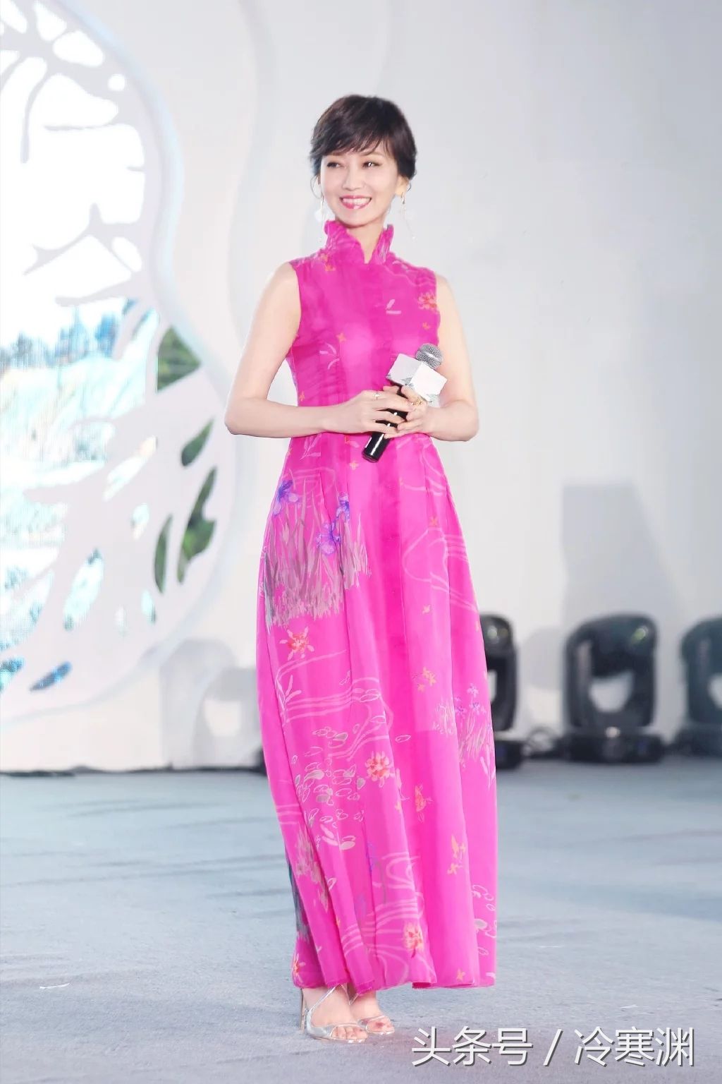 赵雅芝胸前弄个“白色三角”，被丰满上围撑到变形，就要绷不住了