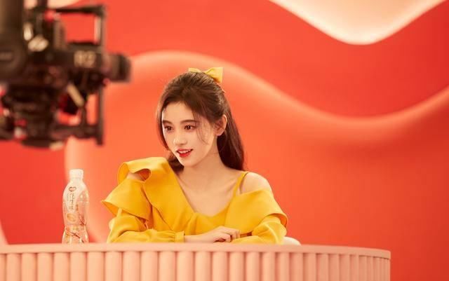  『暖黄色』2020女明星都爱的流行色——「向日葵色系」！