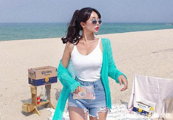 双腿修长的牛仔短裤美女，让你的身材更显动人，性感又迷人！