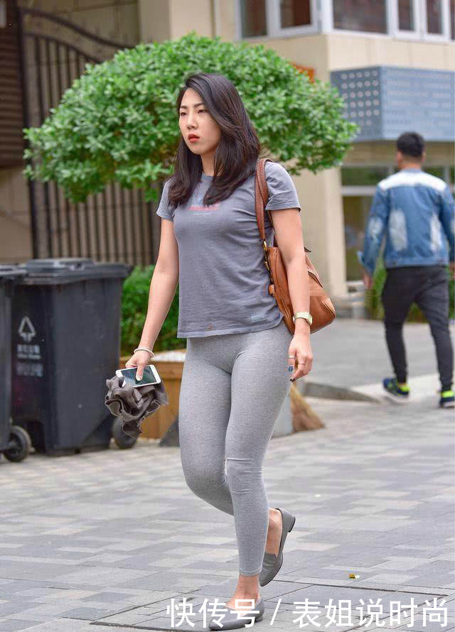 街拍，小姐姐这迷人穿着，真讨人喜欢呀