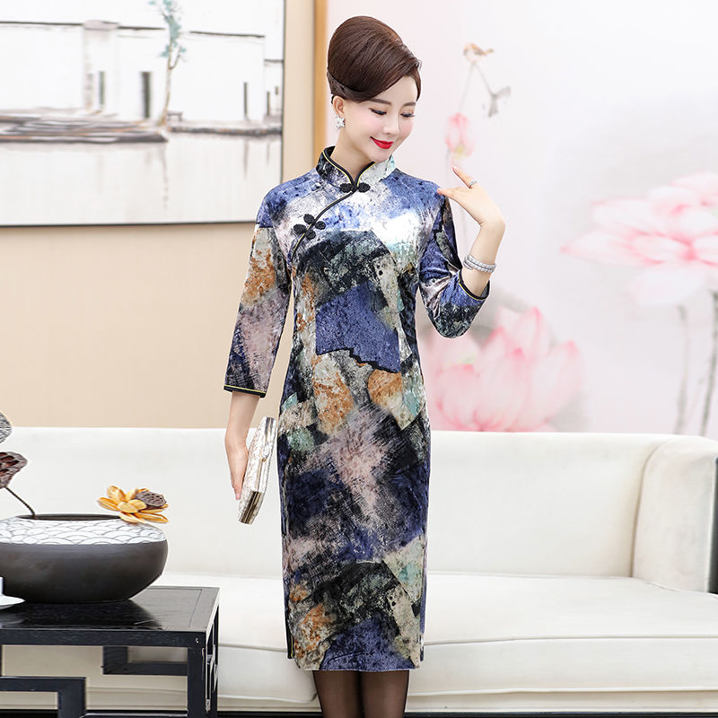 48岁的阿姨，过膝裙子+打底裤，太扎眼了，真像个大姑娘