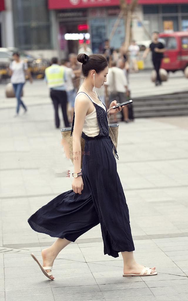 街拍:美女们搭配新潮时尚,小蛮腰引人注目