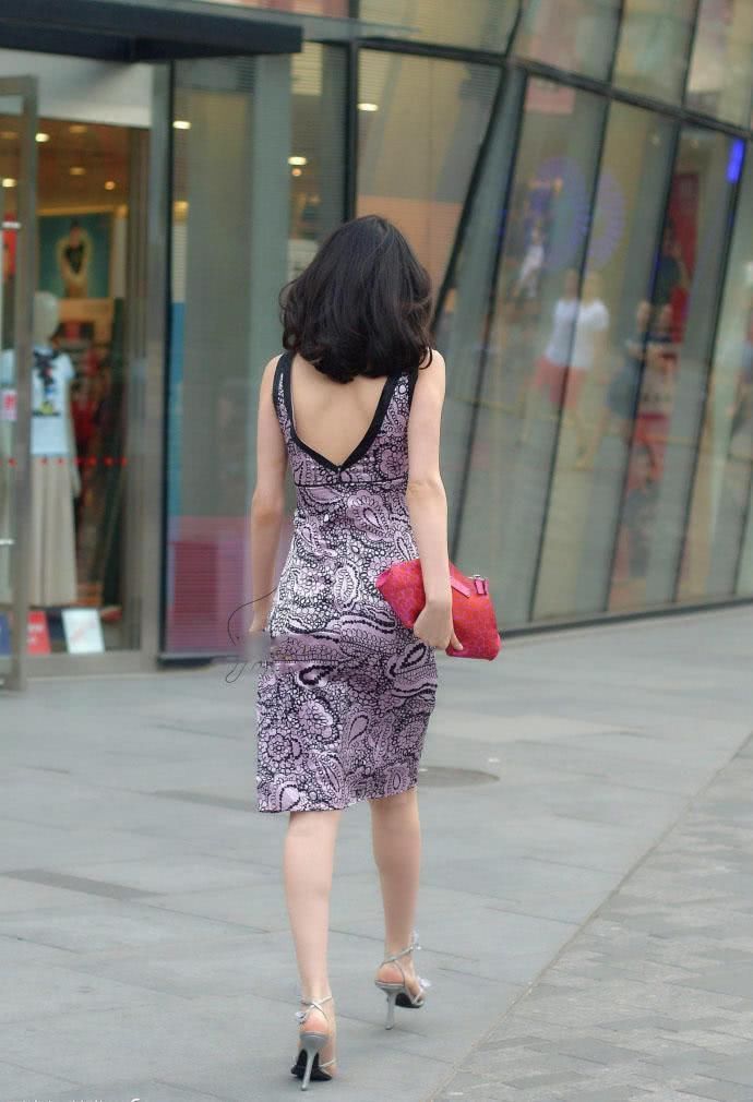 街拍美女:小姐姐穿紧身裙裹出丰腴肉感的臀部曲线，大露背很迷人