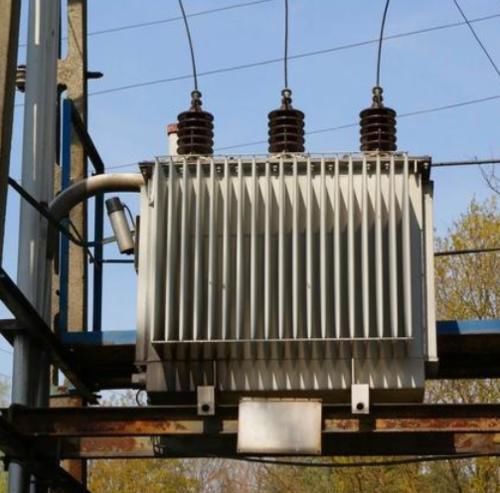  门口■宅基地持有者尚未允许，电力公司就将变压器装在宅基地门