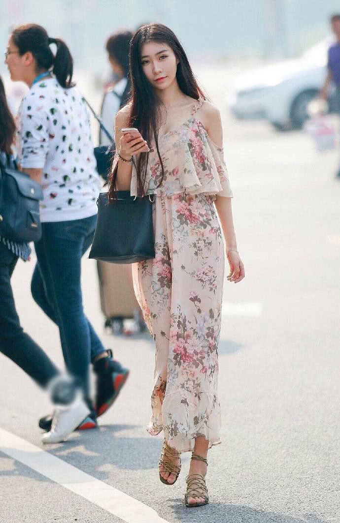 小姐姐身穿雪纺吊带衣，清爽轻盈，迷人的笑容很有女神范！