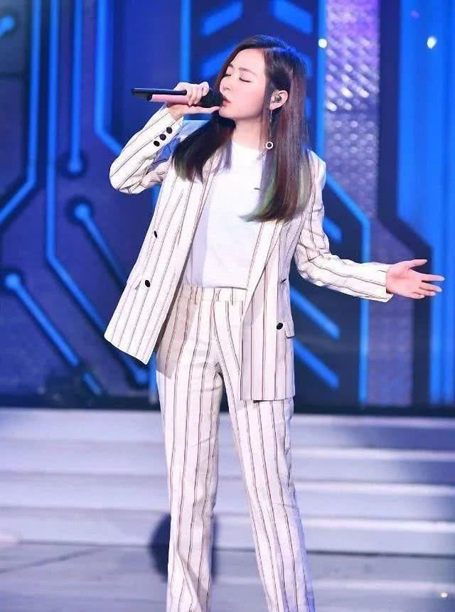  「穿对」春天T恤怎么穿？追求时尚也要适合自己，穿对了才会养眼好看