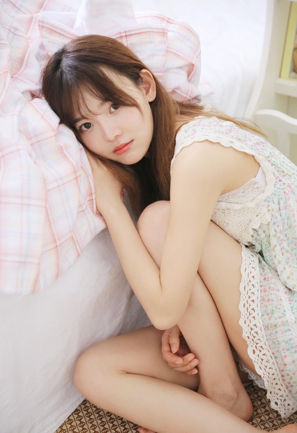 性感熟女床上美腿撩人极品写真图片