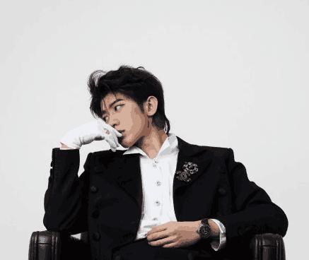 朱正廷蔡徐坤同穿西装，谁是小奶狗谁是小狼狗，一目了然！