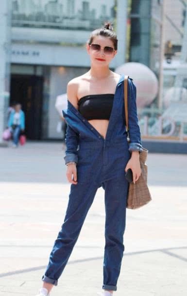 别样气质姐姐一身休闲洒脱牛仔服，小小抹胸吸睛众人，随性街拍洒