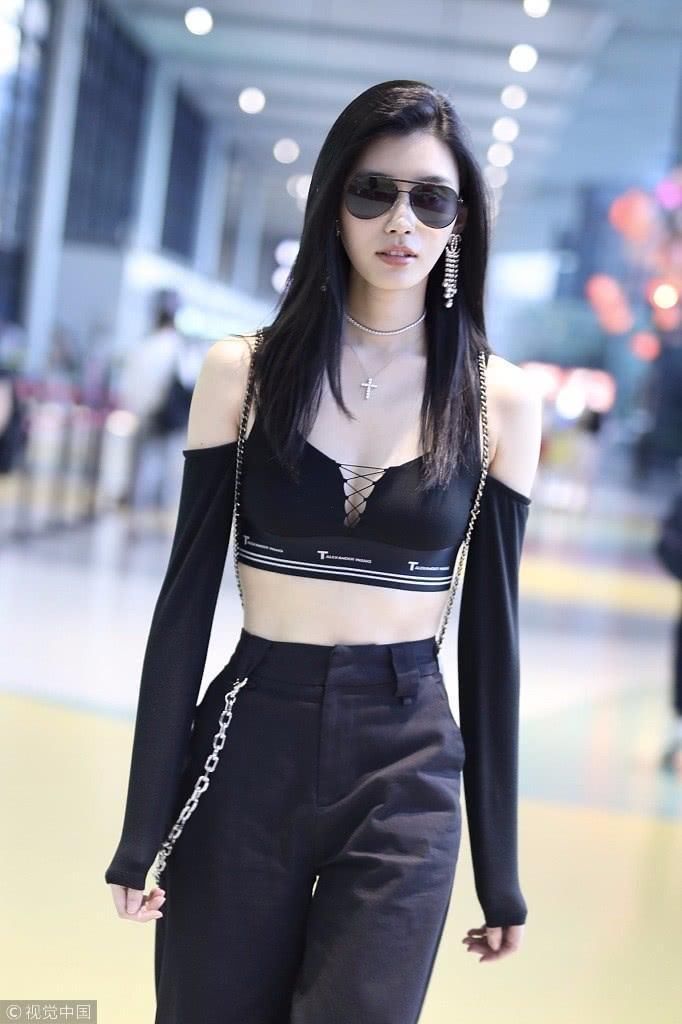 奚梦瑶又去机场秀身材 吊带马甲露蛮腰性感look让人喷鼻血