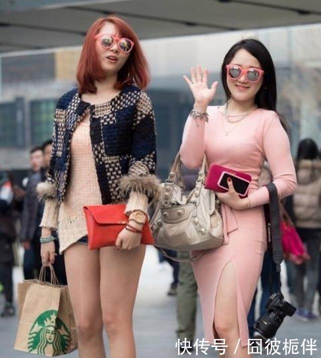  #简洁#路人街拍，美女可爱又美丽，穿白色的连衣裙，简洁大气
