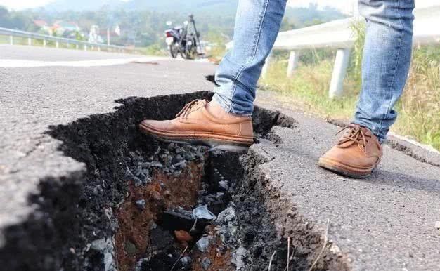  「高速」越南国家级高速公路才投入一年，部分道路就开裂，被质