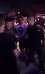 张卫健给粉丝送自拍福利，却是因为造谣者，老实说你是不是美颜了