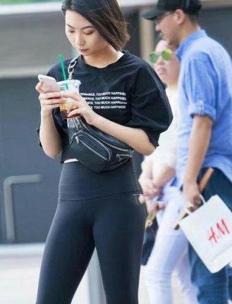 如果你平时穿惯了连衣裙，适当的给自己添件打底裤，彰显休闲风格