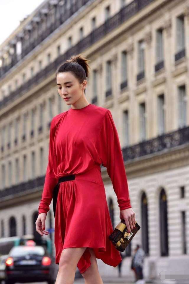 她知性大气吸粉无数，穿搭比杨幂还厉害，却被传当小三毁三观！