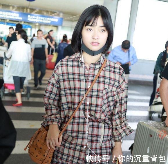 沈月机场照想走日系风，鞋子穿对了，看到腿后网友又糊了
