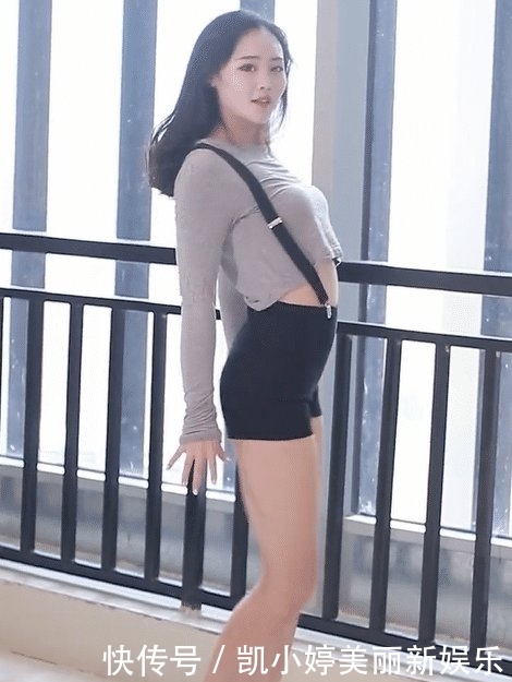『四射』美女这身材真匀称,穿上短裤活力四射的感觉!