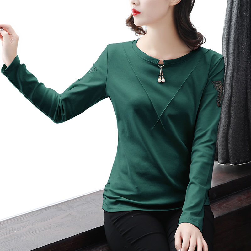 46岁老婆真会打扮!秋天穿这“卫衣+小脚裤”，洋气嫩美像30