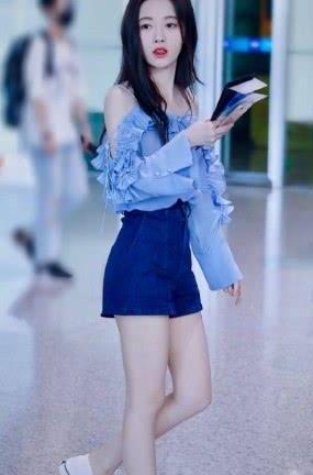 鞠婧祎这下尴尬了,高腰牛仔裤凸显小短腿,身材像未成年的孩子!