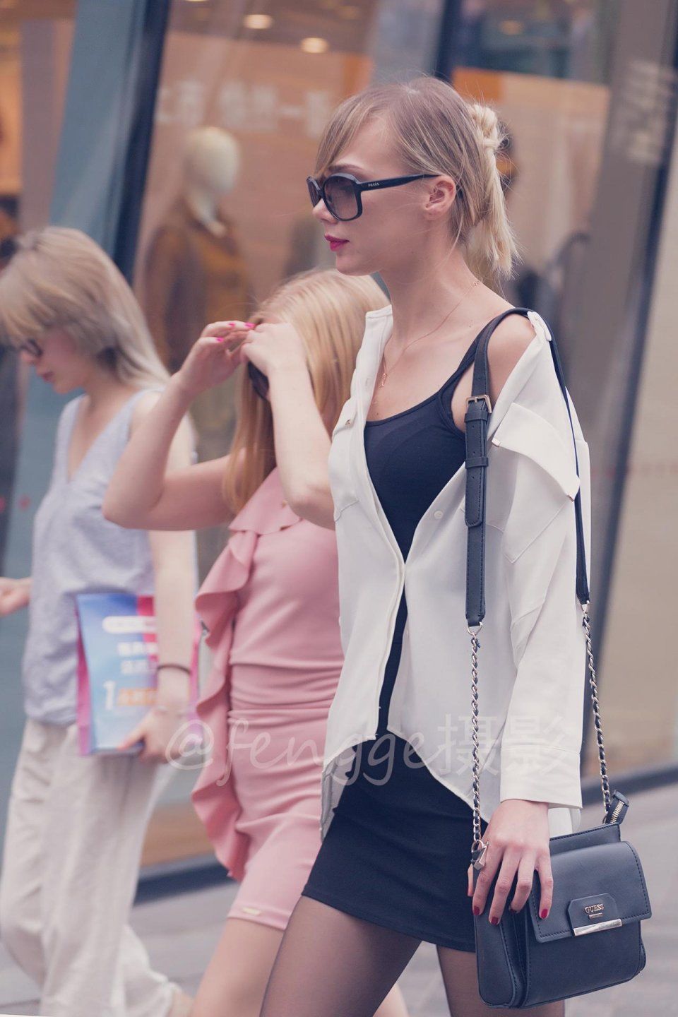 街拍:丝袜破洞，长腿美女装作浑然不知，那份淡定实在令人佩服