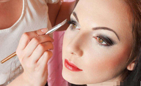 外国美妆博主走红网络,化妆吓到母亲差点报警,技术堪比PS!