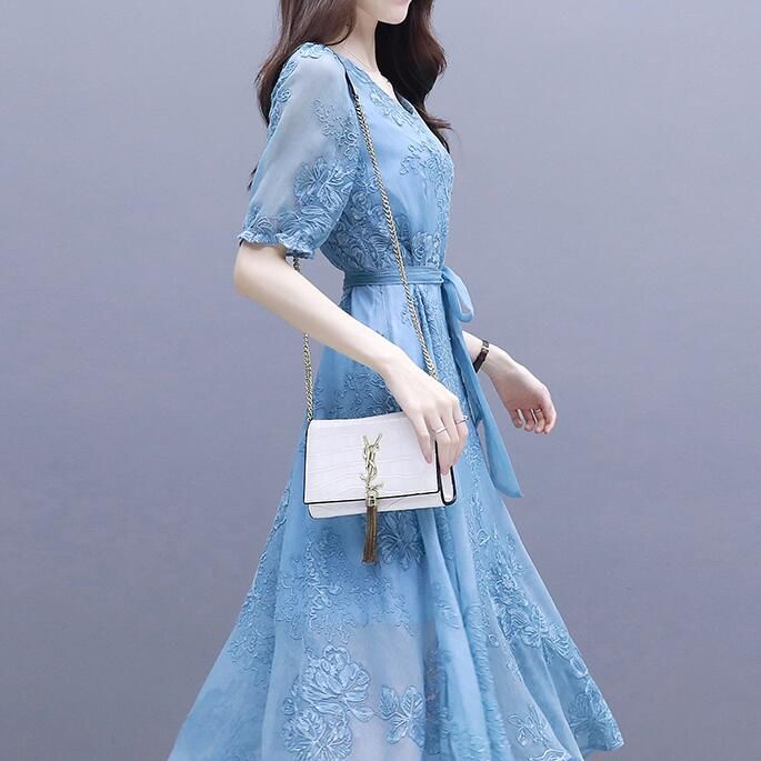 前凸后翘女人别穿套装，经典时尚百搭连衣裙，把性感身材绣出来