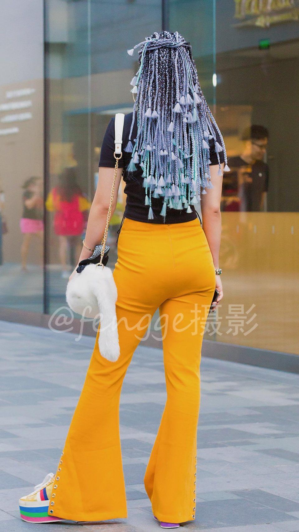 街拍:十九张三里屯绚丽多姿的背影，在这段时间里最时尚，最养眼