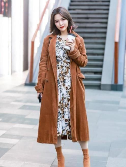 【吊带】街拍:光彩照人的美女,身穿吊带配白色毛边短裤,女神范十足