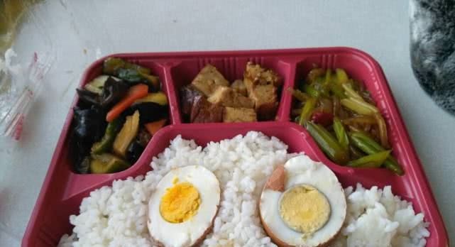 为啥一趟火车有上千乘客，连几十份盒饭都卖不掉？乘务员说出实情