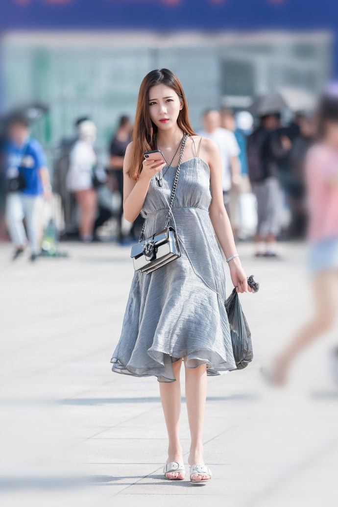 街拍：不同风格的裙子有不同的味道，让人沉浸在夏日的清凉中！