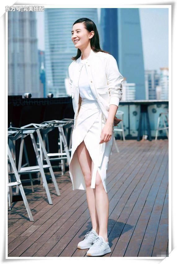 本以为穿西装的宋佳够保守了，可看到她的黑纱打底衫，我呆了！